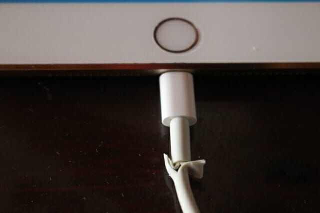 iPhone充電ケーブルがすぐ壊れる理由と6つの解決策！購入後すぐに100均 